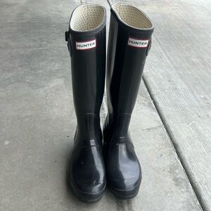 Black hunter boots